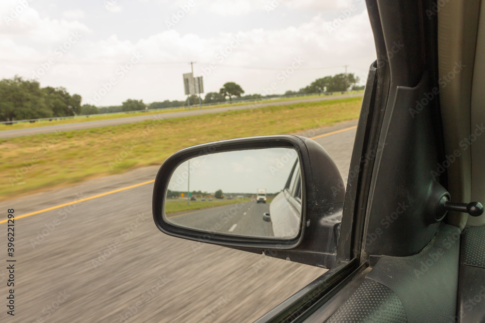espejo retrovisor por el cual se ve la carretera, viaje