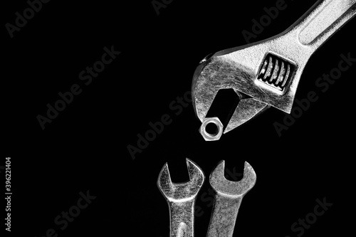 Foto Carob wrench as it passes the nut to the other two carob wrench