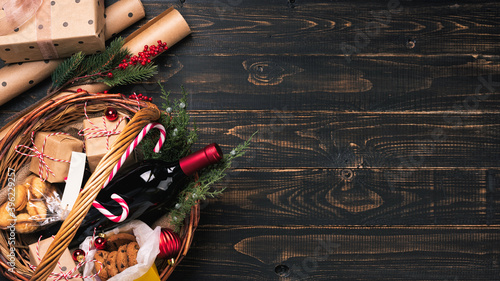 Fotografía Bottles of red wine in Christmas basket