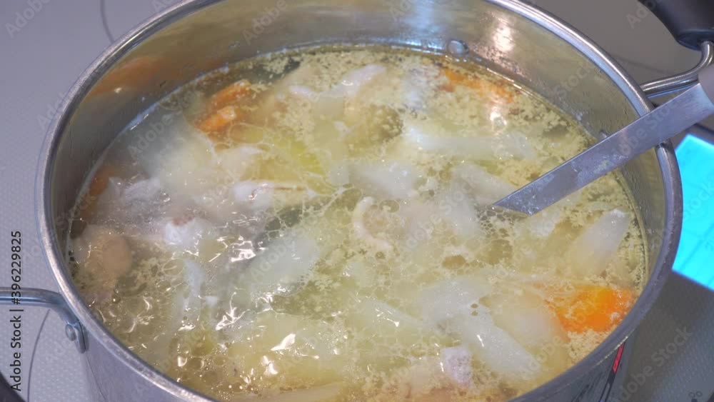 野菜スープを鍋で煮込んでいく様子 野菜スープを鍋で煮込んでいく様子