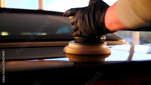 Auto polieren folieren lackieren Werkstatt Arbeit KFZ Aufbereitung intensiv Pflege und Kratzer Dellen entfernen mit Einweg Handschuhen bei Sonnenuntergang kurz vor Feierabend 4k