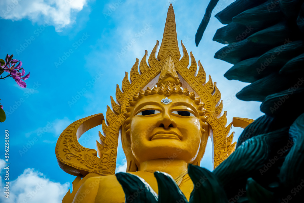 Obraz premium A huge golden Buddha statue on the territory of the temple in Phatthalung in Thailand