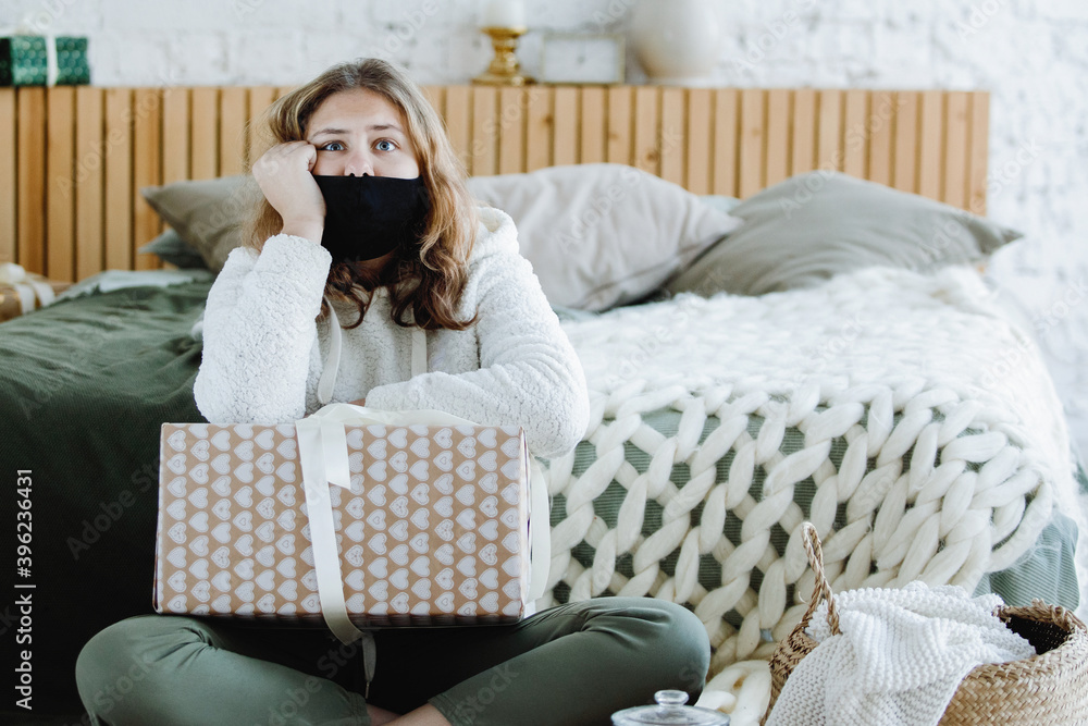 Obraz premium Blonde teenager girl with gift box.