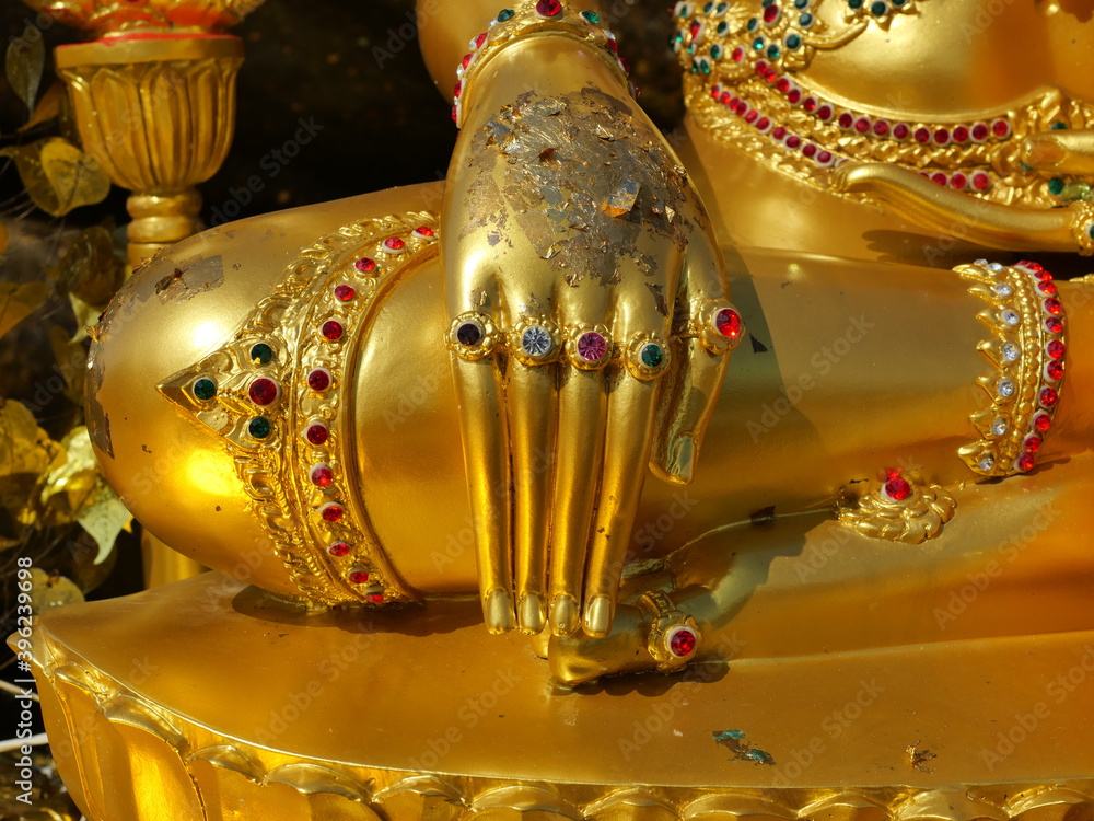 Φωτογραφία Hand on leg of The attitude of subduing Mara of golden Seated Buddha Statue, Scu