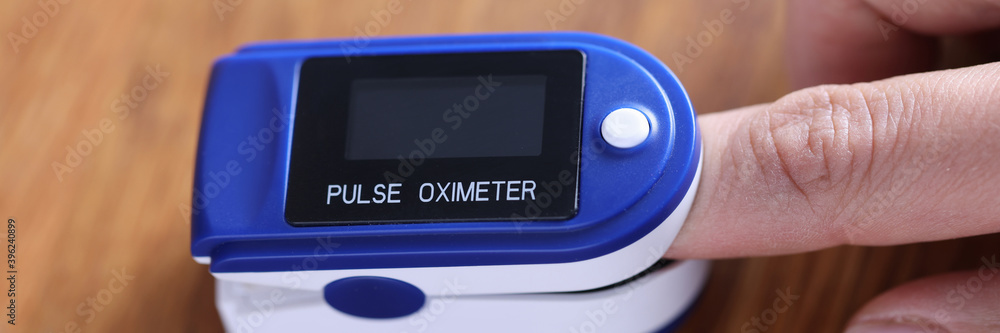Heart rate monitor is fixed on the finger. Heart rate monitor is fixed on the finger.