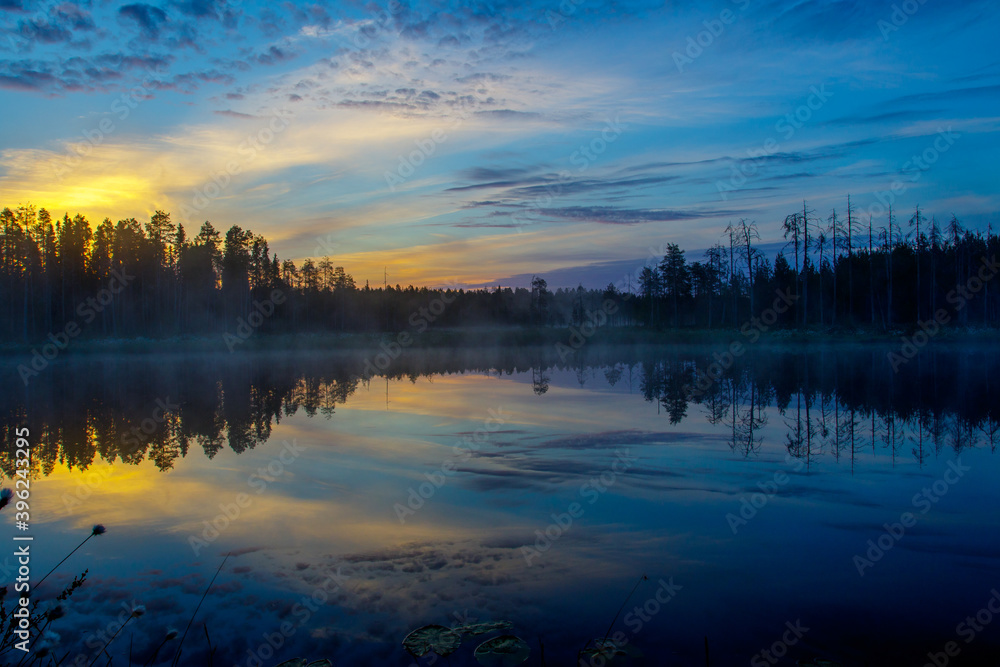 Fototapeta premium Sonnenaufgang an einem See in Finnland, Kajaani, Karelien