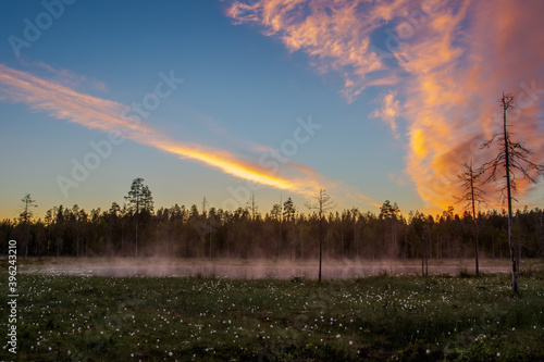 Sonnenaufgang an einem See in Finnland, Kajaani, Karelien