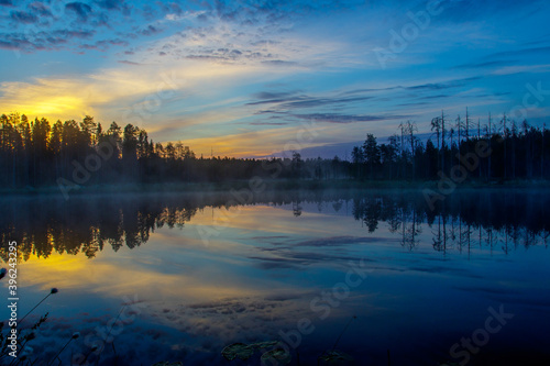 Sonnenaufgang an einem See in Finnland, Kajaani, Karelien