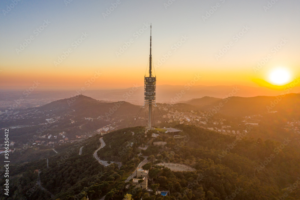 Obraz premium Radio tower on top of Mount Tibidabo near Barcelona during sunset