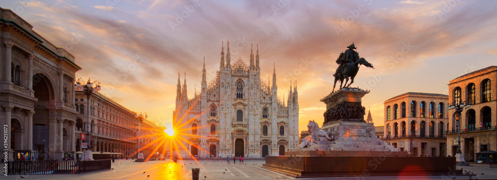 Naklejka premium Duomo at sunrise