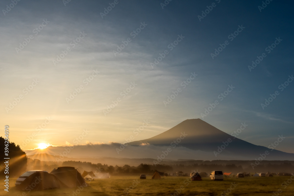 富士山のふもとのキャンプ場の朝焼け