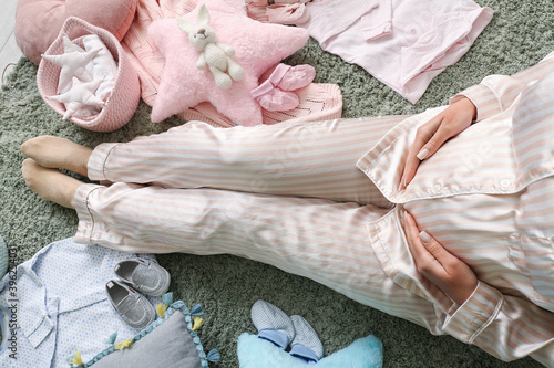 Beautiful pregnant woman si...