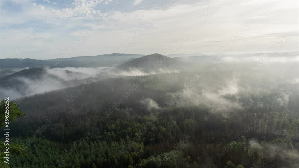 Blick in den Morgenstunden von den Affensteinen zum Neuen Wildenstein mit dem legendären Kuhstall. Die Sonne schickt ihre ersten wärmenden Strahlen durch den dichten Nebel. Blick in den Morgenstunden von den Affensteinen zum Neuen Wildenstein mit dem legendären Kuhstall. Die Sonne schickt ihre ersten wärmenden Strahlen durch den dichten Nebel.