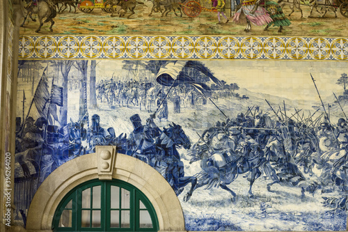 country scenes on the ceiling and walls of Sao Bento train station in Porto © hectorchristiaen