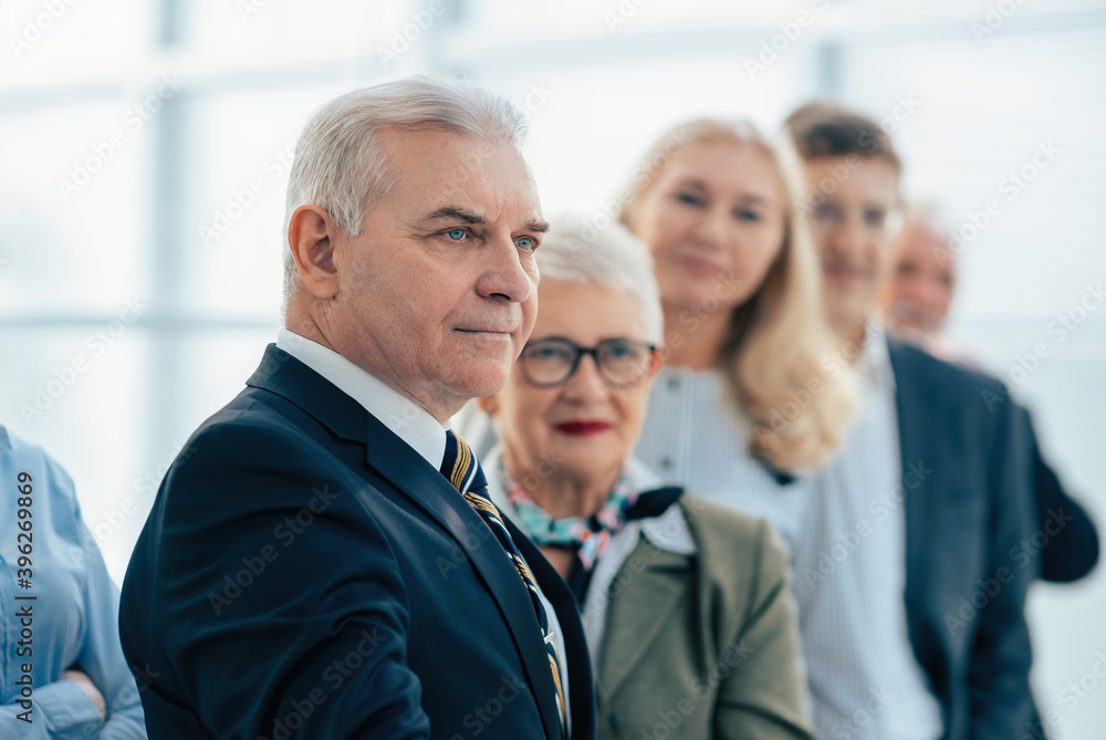 Obraz premium close up. reliable business partners looking forward