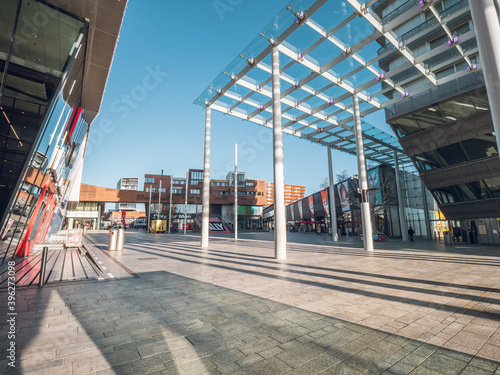 Fotografia Almere city center square (Forum) during the day, almost empty due to a partial COVID-19 lockdown in November 2020