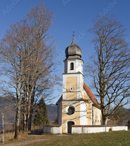 das einsame Kirchlein St. Margreth auf der Halbinsel Zwergern am Walchensee , Oberbayern 