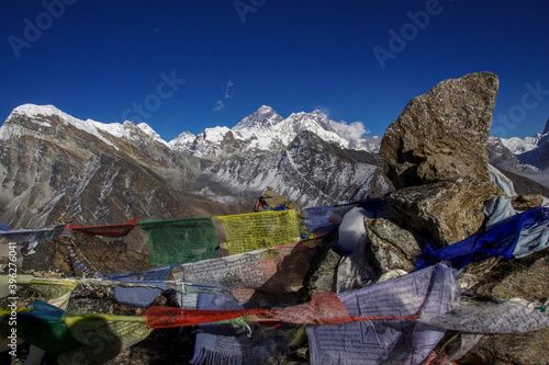 Gebetsfahnen vor dem Everestmassiv auf dem Gokyo Ri auf 5360 m. , Khumbu, Sagarmatha-Nationalpark, Nepal, Asien photo