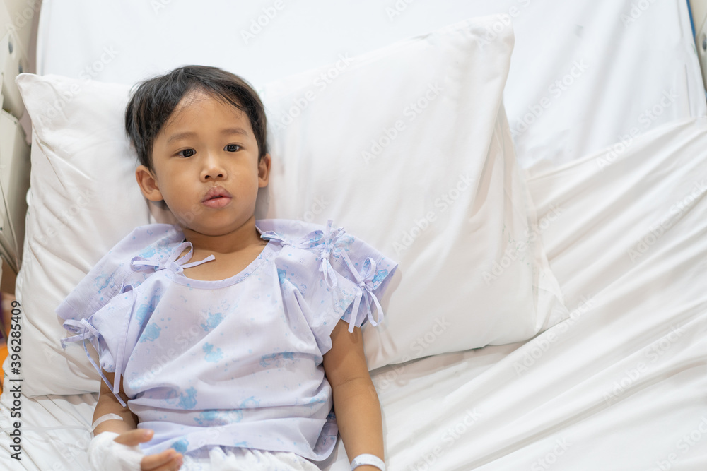 A patient boy is a sick flu in the hospital, He has a cheerful heart.