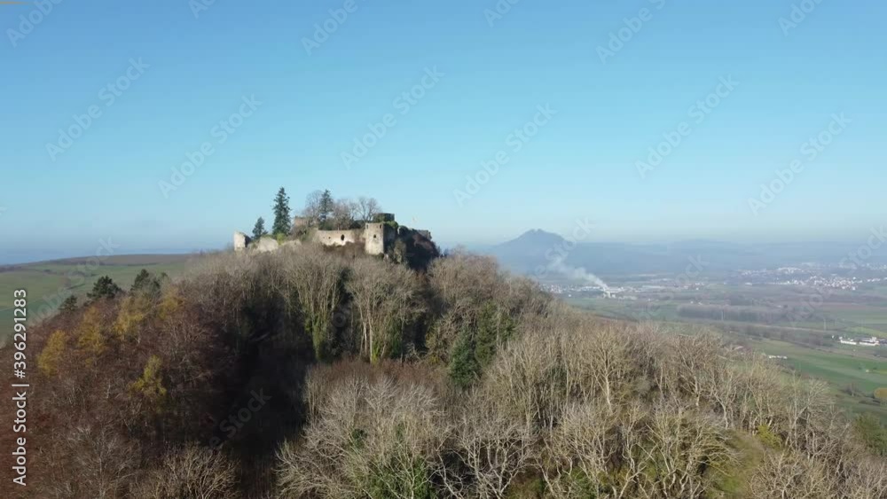 Die Burgruine Mägdeberg in der Vulkanlandschaft Hegau Die Burgruine Mägdeberg in der Vulkanlandschaft Hegau