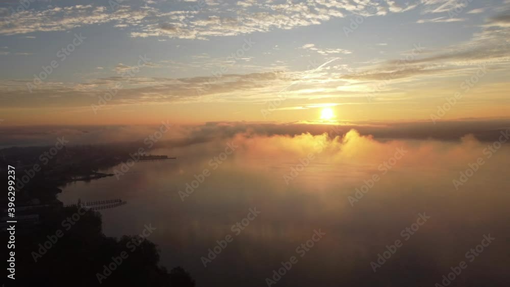 Sonnenaufgang über dem Bodensee bei Radolfzell Sonnenaufgang über dem Bodensee bei Radolfzell