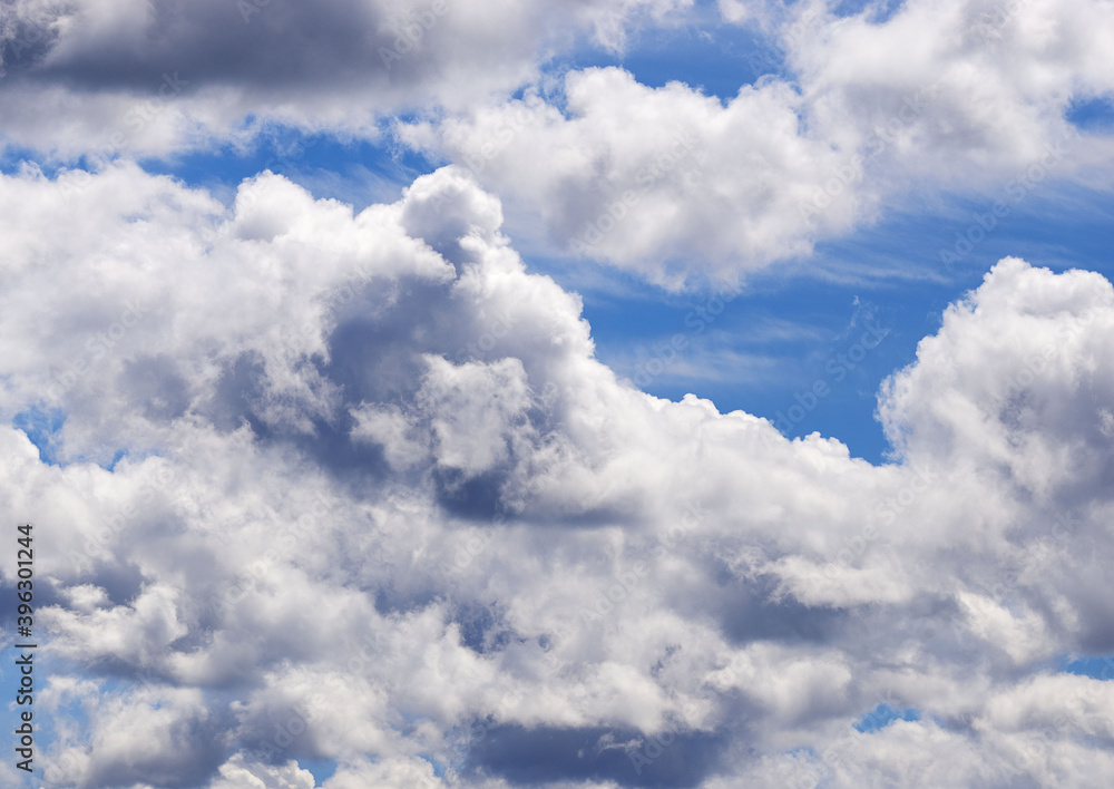 Obraz premium White clouds on blue sky