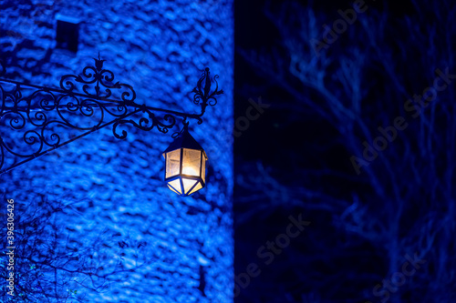 Leuchter Lampe Burg Altena Weihnachten Advent Winter blau Mauer Wand Licht Glühbirne Romantik Mittelalter Nostalgie Dunkelheit Schein Gemäuer Illumination Wärme  Lampe Erleuchtung Kontrast Farbe photo