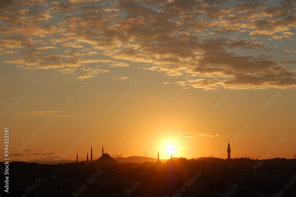 Coloreado amanecer en Estambul (Turquía)