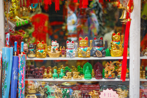Obraz na plátně Maneki-neko (beckoning cat), Japanese figurines on display in a souvenir shop in