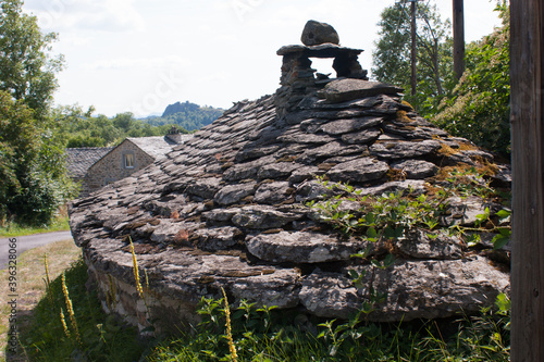 toit de lauze,ancien four a pain,saint julien chapteuil,haute loire,france photo