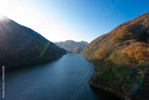 秋の山と湖 © 歌うカメラマン