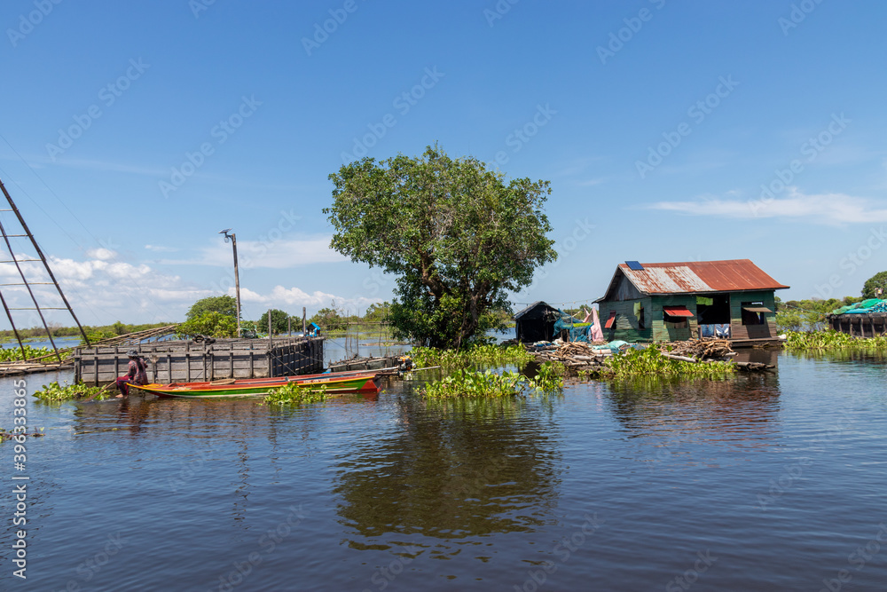 Maison flottante sur la rivière Sangker, Cambodge Maison flottante sur la rivière Sangker, Cambodge