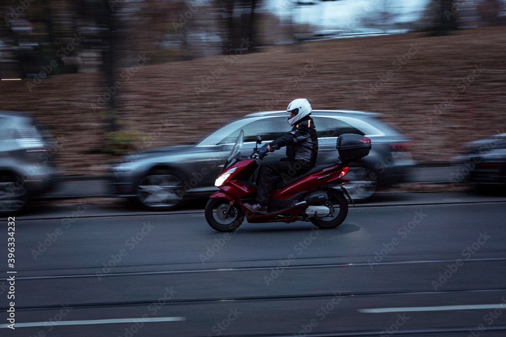 Motorroller fährt auf einer Straße in einer Stadt. Bewegung