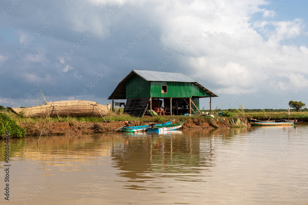 Ferme sur pilotis sur la rivière Sangker, Cambodge