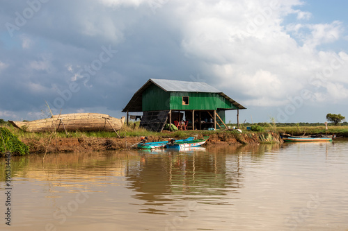 Ferme sur pilotis sur la rivière Sangker, Cambodge © Atlantis