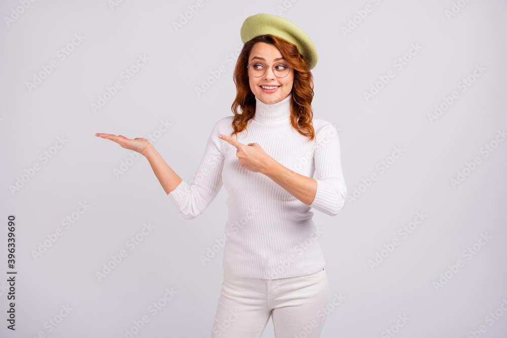 Φωτογραφία Portrait of pretty cheerful wavy-haired girl holding on palm copy space advert a