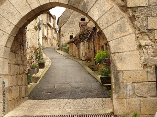 Portada de Rocamadour  ciudad medieval emplazada en la roca  Francia  con callejuela vac  a por coronavirus