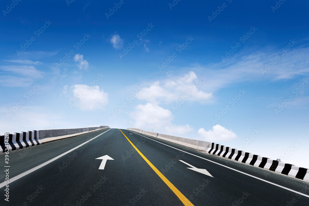 Fototapeta premium empty asphalt highway and blue sky nature landscape.