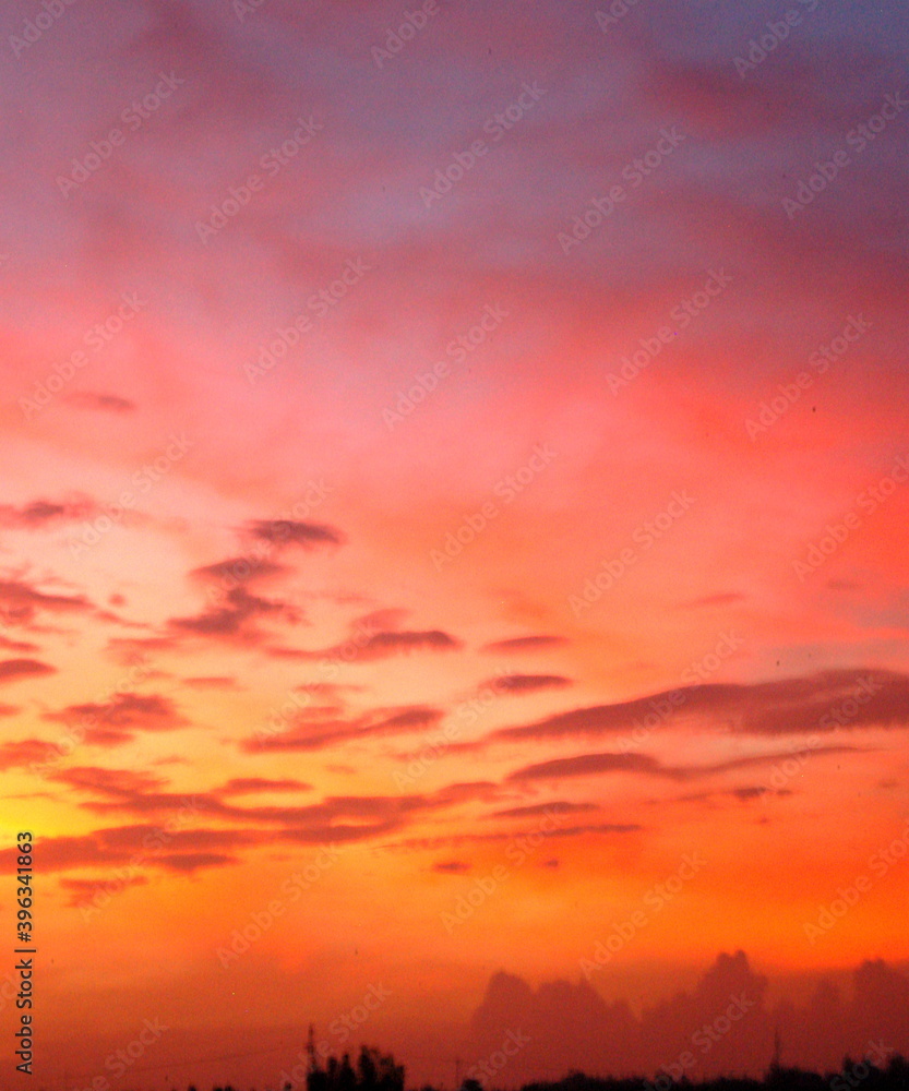 Obraz premium Beautiful view of the sunset with colourful sky