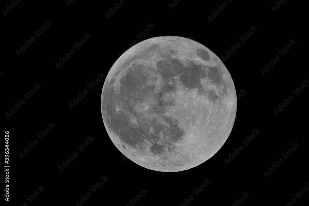 Obraz premium 2020年11月30日 月齢15.33 21時56分 半影月食の後の満月ですとても綺麗でした。