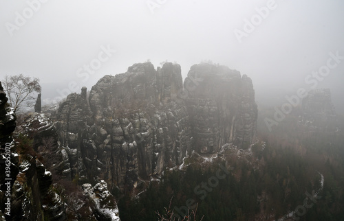 Die Schrammsteine an einem nebligen Wintermorgen © Fotolla