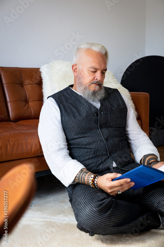 Senior liest ein Buch