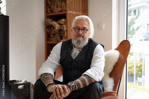 Rainer im Hosenanzug