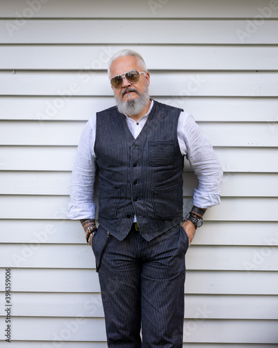 Rainer im Hosenanzug