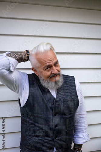 Rainer im Hosenanzug