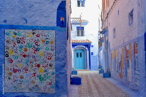 rue très colorée avec des maisons peintes en bleu et des graffiti 