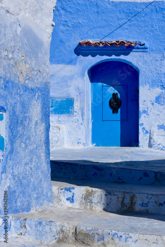 porte bleue au milieu de bâtiments bleus à chefchaouen au maroc  © Christophe