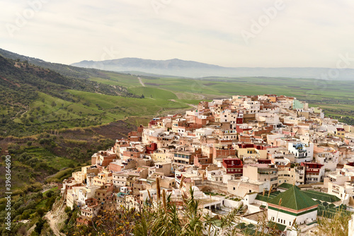 vue aérienne sur la ville de Moulay Idriss au Maroc, perchée sur une colline avec la plaine à l'horizon 