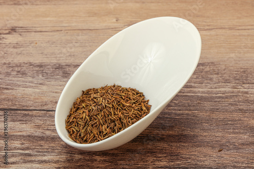 Dry zeera seeds in the bowl