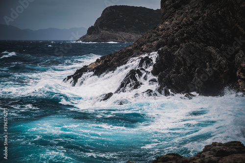 Sztorm w Chowarcji fale uderzające o skały A storm in Croatia, waves crashing against the rocks